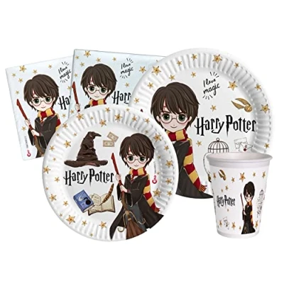 Immagine di Kit Party Tavola Harry Potter per 24 persone (112 pezzi: piatti Ø23cm, Ø18cm, bicchieri 200ml, 40 tovaglioli 33x33cm) in carta compostabile eco friendly