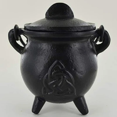 Immagine di Piccolo calderone in ghisa con triquetra, accessorio magico per pozioni Wicca e neopaganesimo, idea regalo