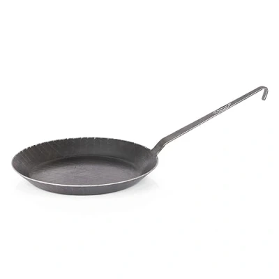 Immagine di Petromax Padella in ferro battuto SP28 forgiata per induzione, fornello a gas e fuoco aperto con manico lungo ed effetto antiaderente naturale 28 cm di diametro