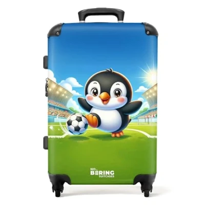 Immagine di NoBoringSuitcases.com © Valigia per bambini bambino da viaggio a 4 ruote, serratura TSA (Pinguino con pallone calcio in uno stadio), (Valgia media 67x43x25 cm)