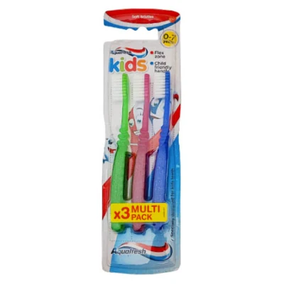 Immagine di Aquafresh Spazzolino da denti con setole morbide per bambini, 0 7 anni, confezione 3