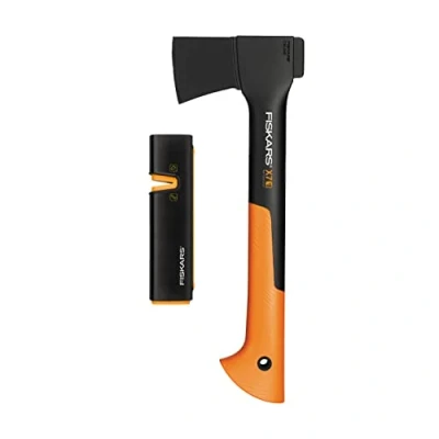 Immagine di Fiskars Set Ascia, Ascia Universale con Fodero per la Lama e il Trasporto, 35.5 cm, Rivestimento Antiaderente, X7 XS, 640 g; Affilalama Asce Coltelli Mola in Ceramica, Xsharp, 1020183