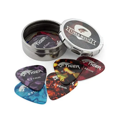 Immagine di TIGER GAC14 Confezione da 12 plettri medi con contenitore in latta celluloide per chitarra acustica / classica elettrica basso Varietà di calibri 0,46 mm/0,71 mm/0,81 mm Colori assortiti