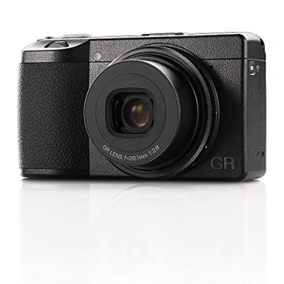 Immagine di fotocamera digitale Ricoh GR IIIx [Lung. f. 40 mm] [Dotata di sensore CMOS da 24,2 M APS C ] [La istantanea per eccellenza] [Avvio in circa 0,8 secondi] [AF ad alta velocità]