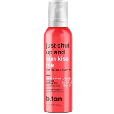 Immagine di b.tan Mousse autoabbronzante montata Just Shut Up and Sunkiss Me Aerosol Foam 207ml