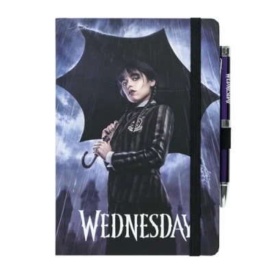Immagine di Grupo Erik: Quaderno e penna proiettore Mercoledì addams A5 con copertina rigida, chiusura elastica, 180 pagine, ideale come gadget