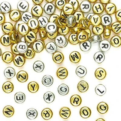 Immagine di Baker Ross Perline con lettere dell&#039;alfabeto color oro e argento per le creazioni la bigiotteria fai da te dei bambini (confezione 400)