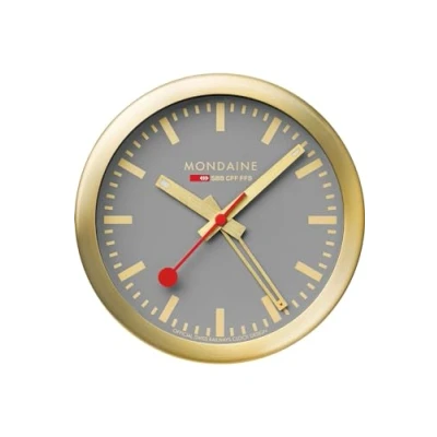 Immagine di Mondaine Mini orologio da parete e sveglia con cassa in alluminio color oro, quadrante grigio, diametro 12,5 cm, A997.MCAL.86SBG