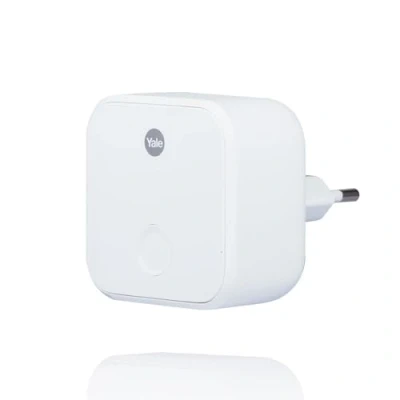Immagine di Yale Connect WI FI Bridge per serratura intelligente LINUS Smart Lock 05/401C00/WH, consente accesso da remoto, controllo accessi, invio chiavi digitali e integrazione con assistenti vocali.