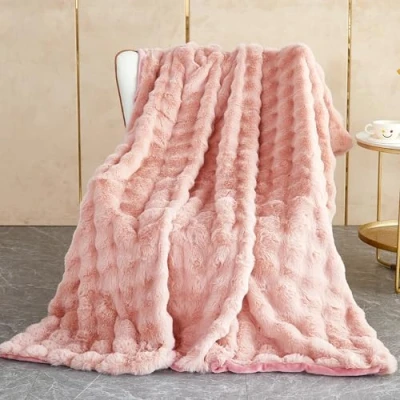 Immagine di SHANNA Coperta Plaid Super Morbida Pile Peluche di Coniglio Caldo e Spesso 100 x 160 cm, 1000 g/m² Divano Fluffy Alta Qualità, Versatile Matrimoniale per Camera da Letto Viaggi，Rosa
