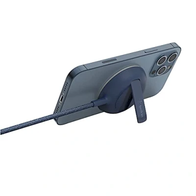 Immagine di Belkin Tappetino di ricarica wireless portatile con MagSafe (ricarica rapida fino a 15 W, supporto integrato, compatibilità iPhone 14/14 Plus, 13, Pro/Max, mini alimentatore non incluso) Blu