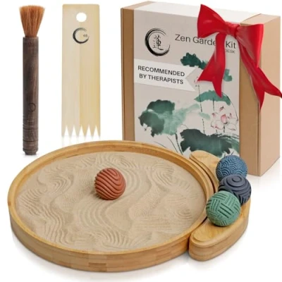 Immagine di Enso Kit da giardino zen giapponese per scrivania, set di attrezzi e accessori con sabbia scrivania ufficio, vassoio rotondo in bambù 30,5 cm, 4 sfere timbri,