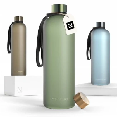 Immagine di LARS NYSØM Borraccia 1l Bottiglia acqua 1000ml BPA free ultraleggera in Tritan Sport a prova di perdite Ideale per sport, ufficio, yoga 2 coperchi inclusi (Sage Green, XL 1500ml)