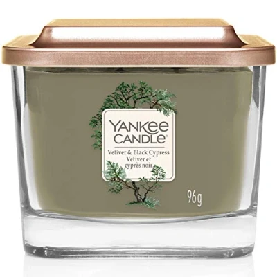 Immagine di Yankee Candle candela profumata quadrata piccola a 1 stoppino Vetiver e cipresso nero Durata della fragranza: fino 28 ore Elevation Collection con coperchio utilizzabile come base