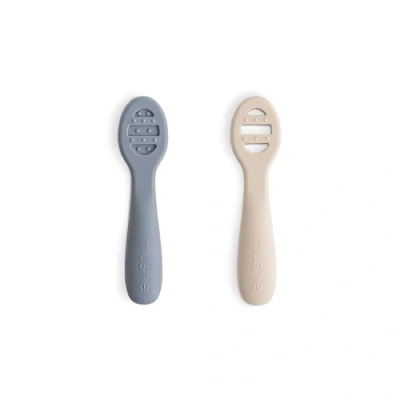 Immagine di Mushie Cucchiai di Apprendimento in Silicone Confezione da 2 Per Bambini Piccoli Neonati che Imparano a Mangiare Soli Lavabile Lavastoviglie Tradewinds/Shifting Sand