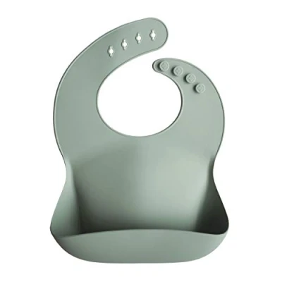 Immagine di mushie Bavaglino Silicone Impermeabile Regolabile Facile da Pulire 4 Misure Regolabili con tasca Frontali Profonde Senza BPA articoli per neonati &amp; bambini Cambridge Blue