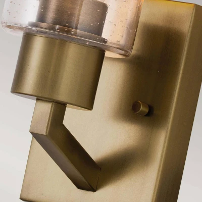 Immagine di KICHLER Applique Deryn con paralume in vetro trasparente, ottone