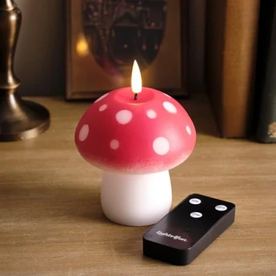 Immagine di Lights4fun TruGlow® Candela a LED Forma di Fungo con Fiamma Tremolante in Vera Cera Pile Timer e Telecomando Decorazione Autunnale per Interni