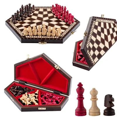 Immagine di Master of Chess Scacchiera in Legno per 3 Persone 28 x 33 cm Fatto a Mano Piccoli Portatile Set di Scacchi Pieghevoli Bambini e Adulti Decorato con Disegni Pirografati