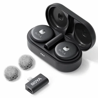 Immagine di BOYA Microfono Lavalier Wireless per iPhone Certificato MFi, da Bavero con Cancellazione del Rumore Scatola di Ricarica Registrazione Video Youtube Vlog Omic D