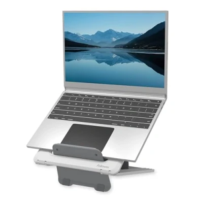 Immagine di Fellowes Supporto laptop Breyta™ regolabile e riciclabile al 100% portatile con 12 regolazioni in altezza Dimensioni massime monitor 15&quot;, peso massimo 4KG Bianco