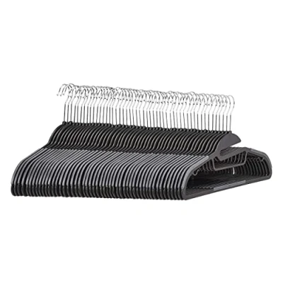 Immagine di Amazon Basics Grucce in plastica, antiscivolo, resistenti, con gomma e barra orizzontale, colore grigio, Confezione da 50