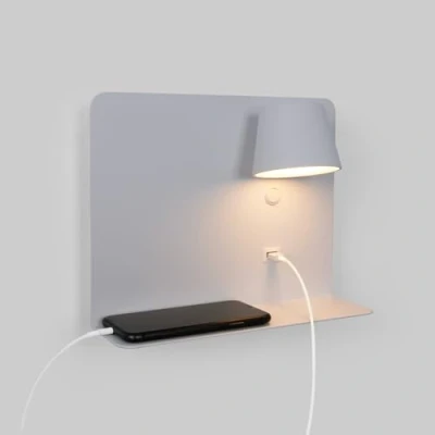Immagine di BarcelonaLED Applique Lampada da parete a LED in alluminio bianco con base di ricarica USB, faretto orientabile 6 W, luce bianca calda 2700 K e interruttore per camera letto, soggiorno