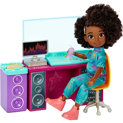 Immagine di Karma&#039;s World Mattel Making Rhymes Recording Studio Set da gioco 13 pezzi con bambola Karma (22,1 cm), cabina di mixaggio, chitarra, disco collezione e altro ancora, HHJ27
