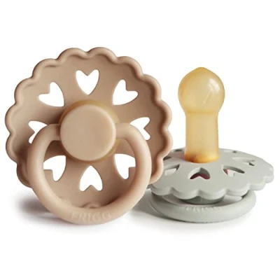 Immagine di FRIGG Fairytale Confezione da 2 ciucci Ciuccio in lattice Senza BPA Prodotto Danimarca Tettarella simmetrica a ciliegia (Silky Satin/Willow Gray, Taglia (6 18 Mesi))