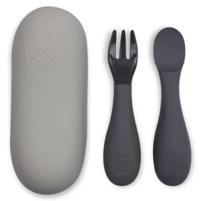Immagine di TUM Posate Bambini con Custodia, Set Cucchiaino Svezzamento e Forchetta per Neonati, 6m+, Grigio