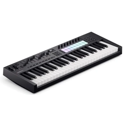 Immagine di Novation Launchkey 49 [MK4] — Controller MIDI USB a tastiera da tasti semipesati, con integrazione per DAW. Modalità Accordo e Scala, 8 drum pad, arpeggiatore. Software di produzione inclusi