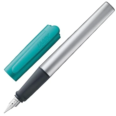 Immagine di Lamy nexx smaragd Stilografica con impugnatura antiscivola e pennino in acciaio lucido misura A corpo triangolare alluminio cartuccia T 10 blue inclusa destrimani