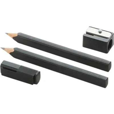 Immagine di Moleskine Set di Matite 2B con Temperamatite, in Legno Cedro Fusto Rettangolare e Clip Acciaio, Finitura Nera Opaca, Etichette Adesive, Lunghezza Cappello 14 cm