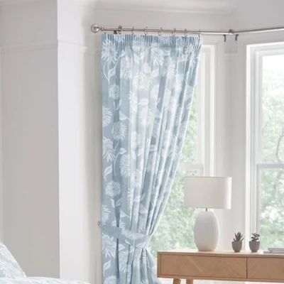 Immagine di Dreams &amp; Drapes Tende plissettate con crisantemo blu, 168 x 183 cm (larghezza lunghezza) 2 pannelli e fermatende vintage floreali a matita in blu