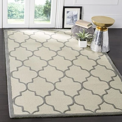 Immagine di SAFAVIEH Tappeto Geometrico per Soggiorno, Sala da pranzo, Camera letto Cambridge Collection, A Pelo Corto, Avorio e Argento, 91 X 152 cm