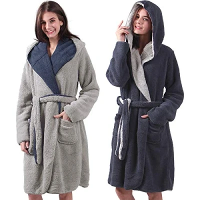 Immagine di HOMELEVEL Accappatoio reversibile, tessuto Sherpa effetto pelliccia d&#039;agnello per uomo e donna con cappuccio, Blu navy/grigio., M