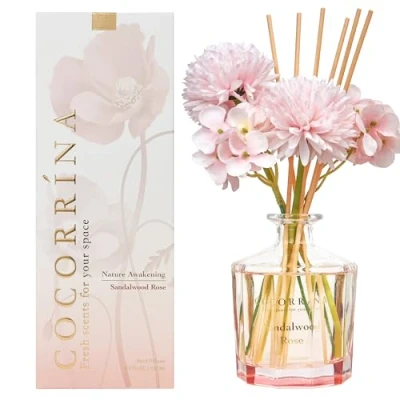 Immagine di COCORRÍNA Fiore Diffusore Profumo Ambiente con 8 Bastoncini di fragranza 250ml Sandelholz Rose, Naturale, Lunga Durata, per la Camera da Letto, L&#039;Ufficio, Il Bagno (Collezione Master)