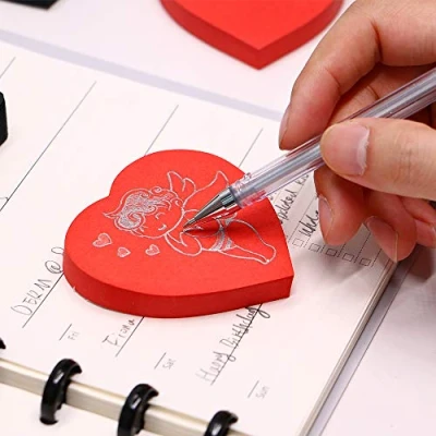 Immagine di 100 fogli di foglietti autoadesivi a forma cuore, super adesivi, ideali per liste cose da fare, promemoria, perfetti ufficio, scuola e casa (rosso)