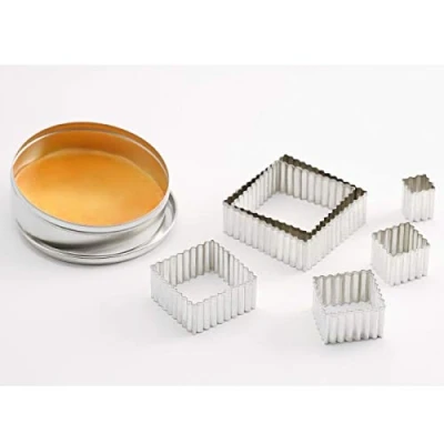 Immagine di thermohauser 8300031845 Set di 5 tagliapasta in acciaio INOX, forma rettangolare, bordo ondulato, 3,6 x 8,5 cm, scatola latta