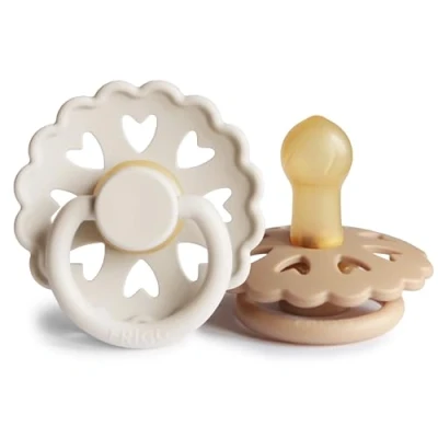 Immagine di FRIGG Fairytale Confezione da 2 ciucci Ciuccio in lattice Senza BPA Prodotto Danimarca Tettarella simmetrica a ciliegia (Cream/Silky Satin, Taglia 1 (0 6 Mesi))