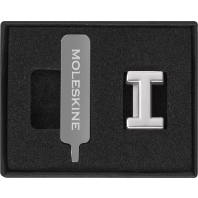 Immagine di Moleskine Pin per Taccuino o Agenda Lettera I, Spilla Lettere, Personalizza la Chiusura con Elastico, Idee Regalo Personalizzato, Colore Argento