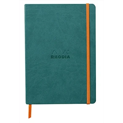 Immagine di RHODIA 117442C Taccuino morbido pavone, formato A5, 160 pagine, carta Clairefontaine avorio 90 g/m, segnalibro, chiusura elastica, copertina in finta pelle, collezione Rhodiarama