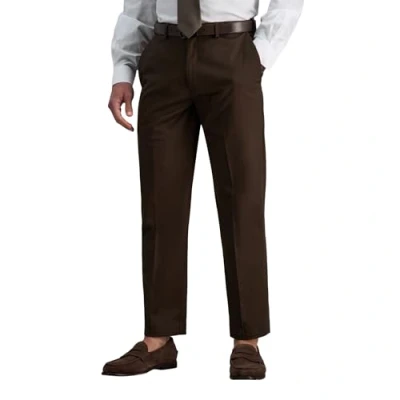 Immagine di Haggar Premium Pantaloni da uomo senza ferro kaki Classic Fit espandibili in vita con frontale piatto marrone 34W x 31L