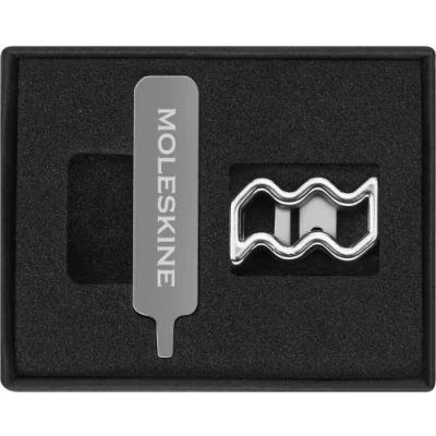 Immagine di Moleskine Pin per Taccuino o Agenda Acquario, Spilla Simbolo Zodiacale, Personalizza la Chiusura con Elastico, Idee Regalo Personalizzato, Colore Argento