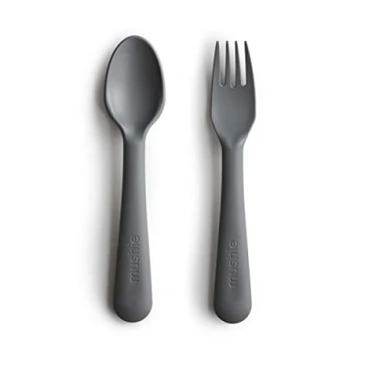 Immagine di Mushie Set Forchetta e Cucchiaio per Bambini di Posate Riutilizzabili la Cena Lavabili in Lavastoviglie adatti al Microonde Facili da Impugnare Fabbricato Danimarca Smoke