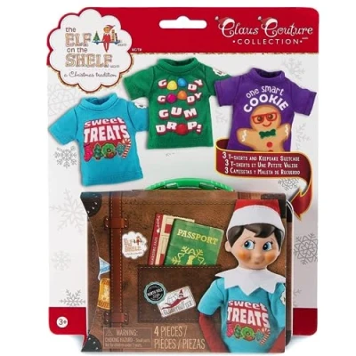 Immagine di the Elf on Shelf Sweet Treats Tees Claus Couture Set di vestiti per il tuo elfo scout Gli accessori includono una valigia in latta da collezione con un trio magliette