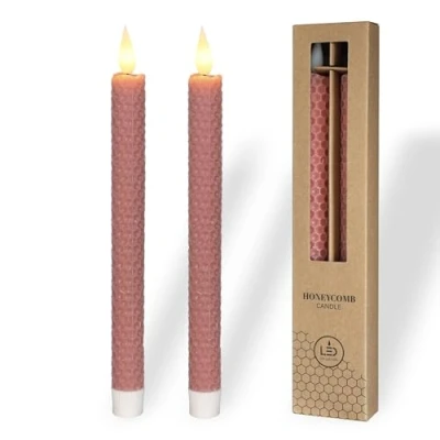 Immagine di comforder candele a LED in vera cera con fiamma tremolante (set da 2), elettriche funzione timer, alimentate batteria, effetto nido d&#039;ape (malve)