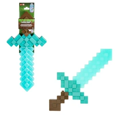 Immagine di Mattel Minecraft Spada di Diamanti, giocattolo con luci e suoni accessorio, attivazione pulsante design pixelato dal videogioco, per bambini, 6+ anni, JGC43