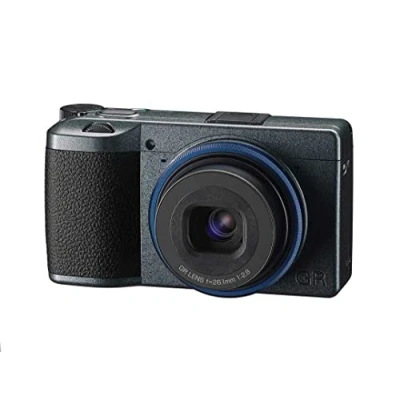 Immagine di Ricoh GR IIIx Urban Edition, cassa grigio metallizzato con anello blu navy, fotocamera digitale compatta sensore CMOS APS C da 24 MP, obiettivo 40 mmF2.8 (equivalente al formato 35 mm)
