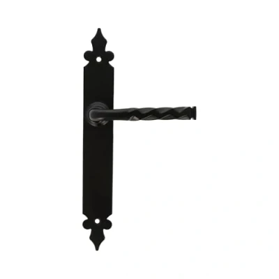 Immagine di Amig Set di maniglie Mod. 106P 270 x 36 mm Maniglia in Zamak con placca acciaio Finitura nera Include stretta Stile rustico forgiato a mano Senza molla recupero